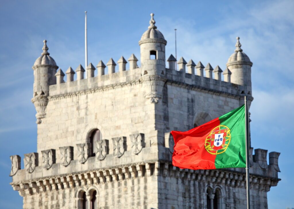 Drapeau portugal face à la Tour de Belem