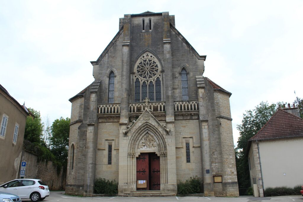 L'église Saint-Pierre de Sellières dans les villages du Jura