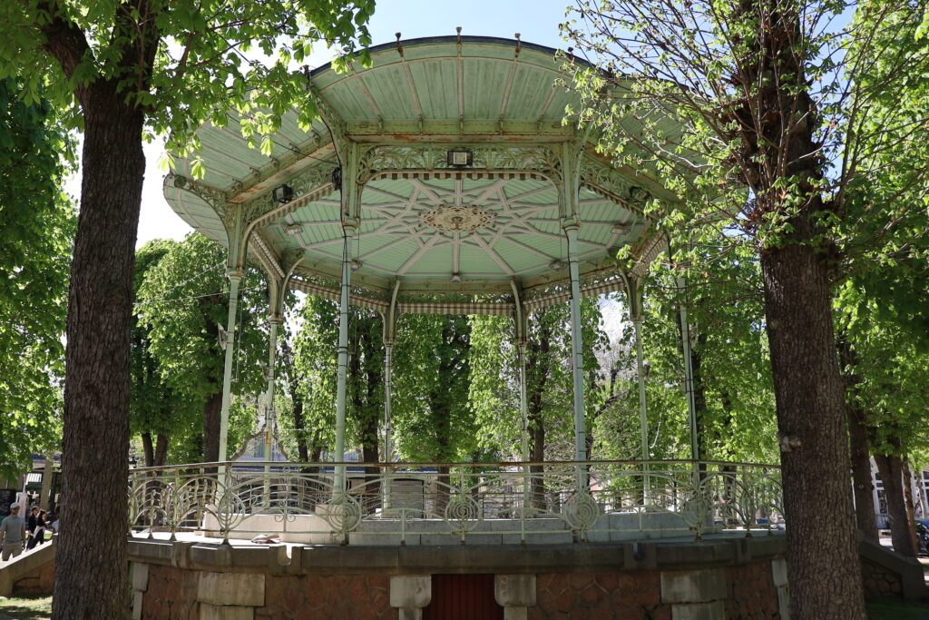 Kiosque à musique ou gloriette dans le parc des sources, ville de Vichy, département de l'Allier, France