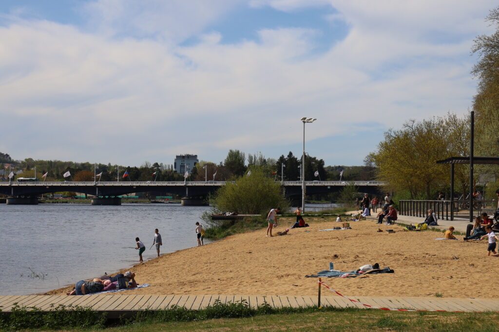 La plage des Celestins le long de la rivière Allier, ville de Vichy, département de l'Allier, France