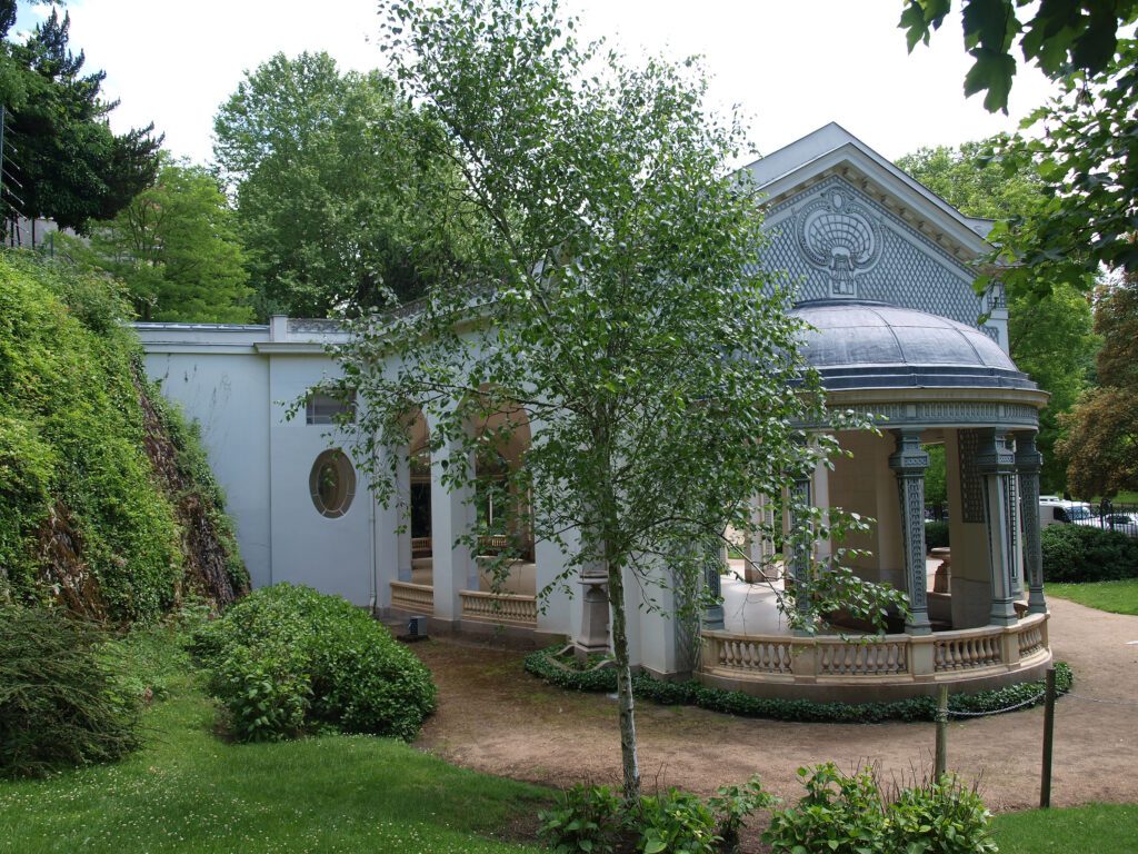 Ville de Vichy dans l'Allier. Parc et source des Célestins