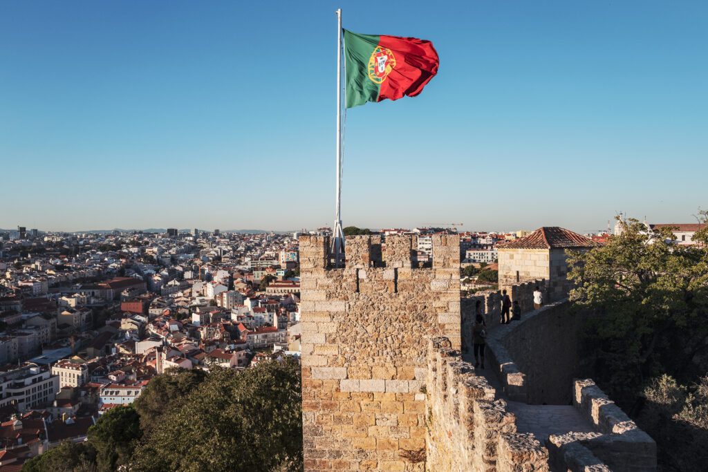 Le drapeau du Portugal flotte au dessus de Lisbonne