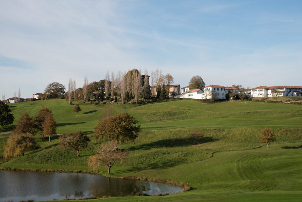 Le golf et le village d'Arcangues