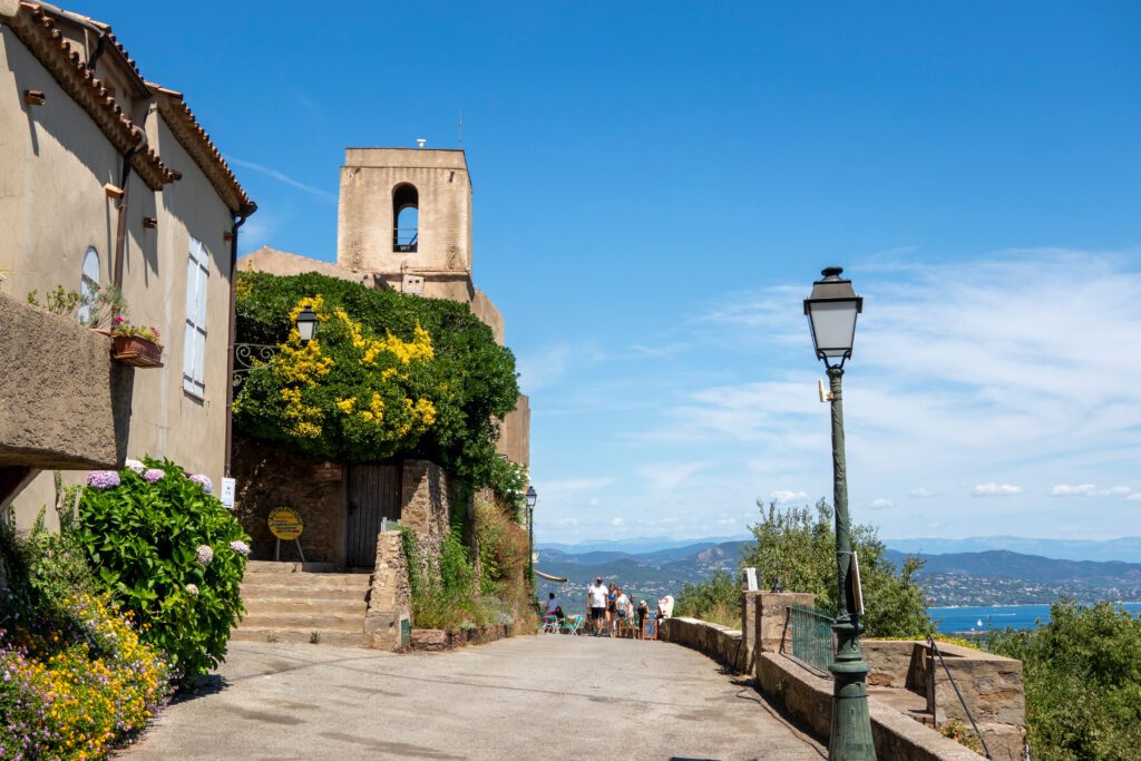 L'église et le clocher de Gassin dans le Var, village fleuri dans le Golfe de Saint-Tropez, en France