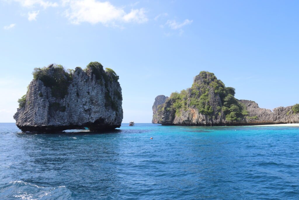 Roches karstiques dans le lagon de Koh Haa, Thaïlande