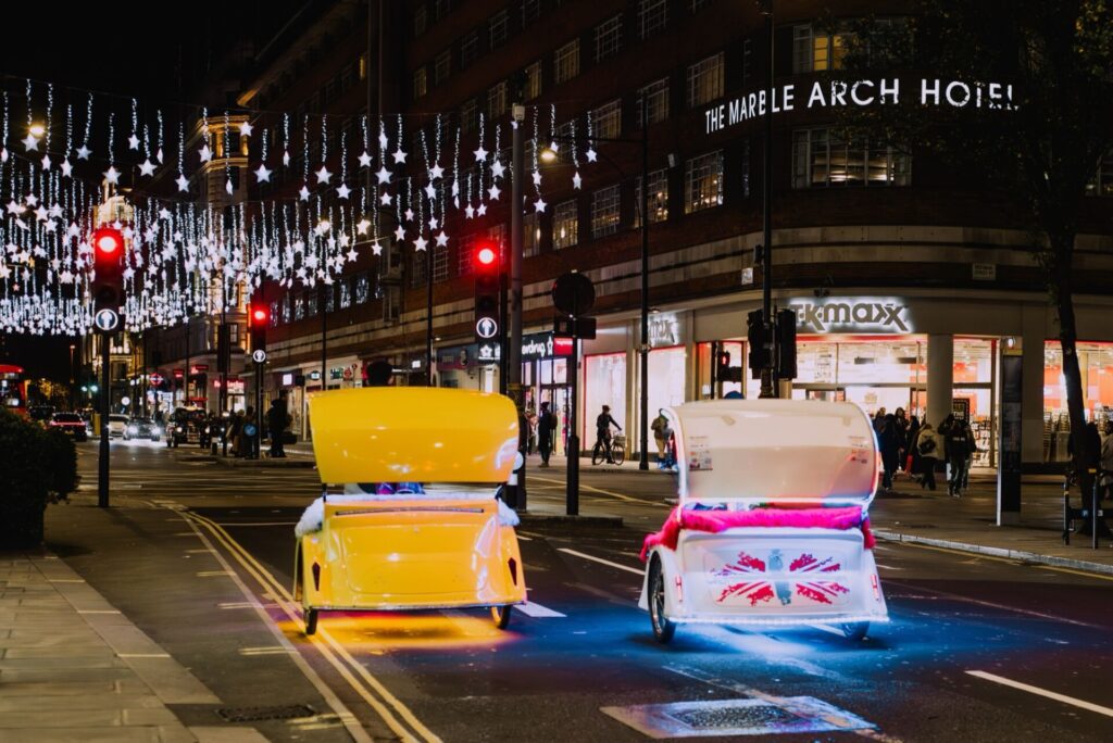 Pedicabs la nuit dans les rues illuminées de Londres