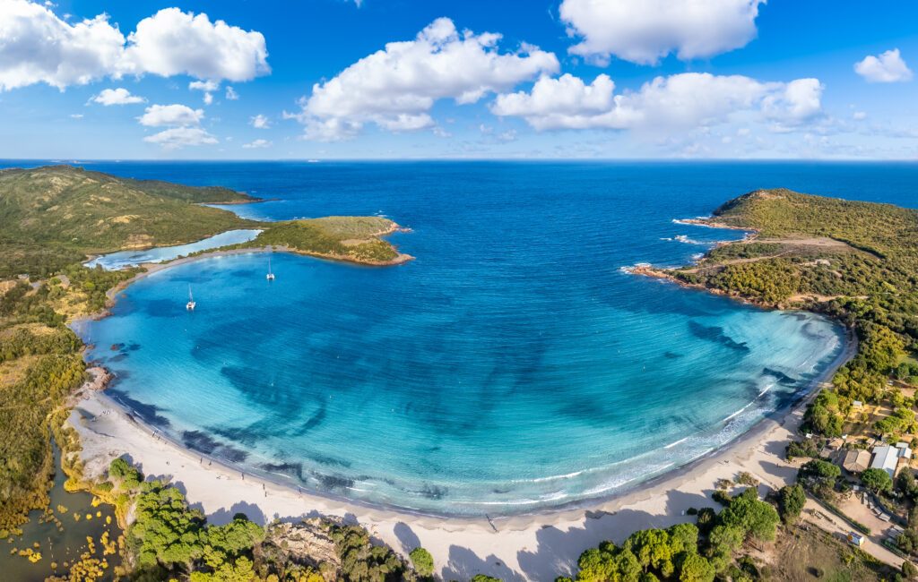 Vue aérienne de la plage de Rondinara