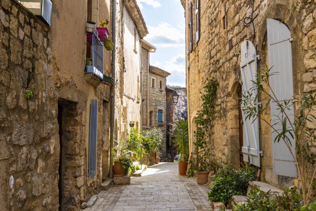 Ruelle du village médiéval des Matelles (Occitanie, France)