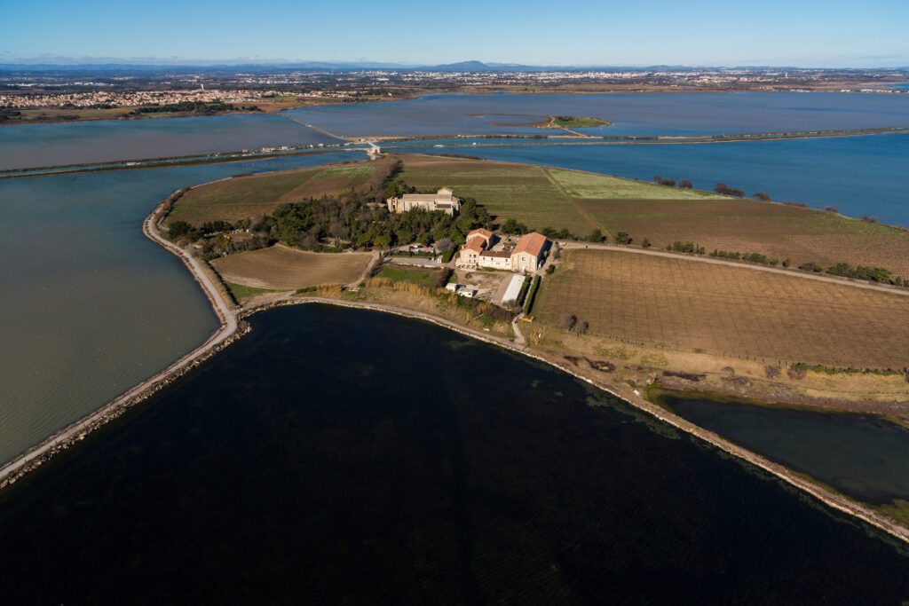 Vue aérienne de Maguelone et sa cathédrale autour de la Grande-Motte