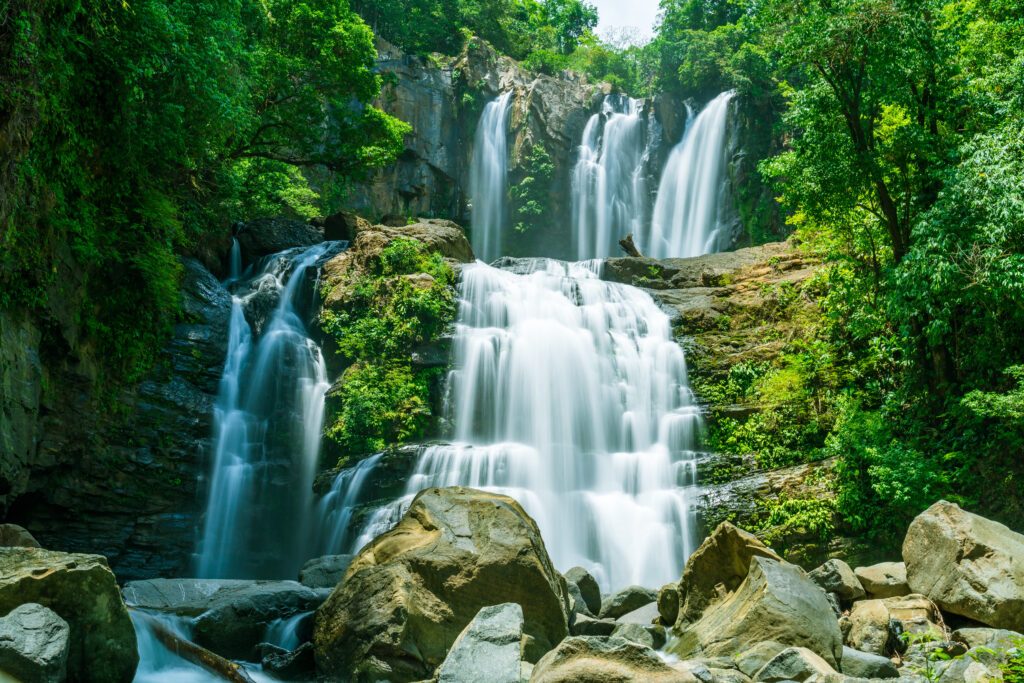 Les cascades de Nauyaca dans les paysages du Costa Rica