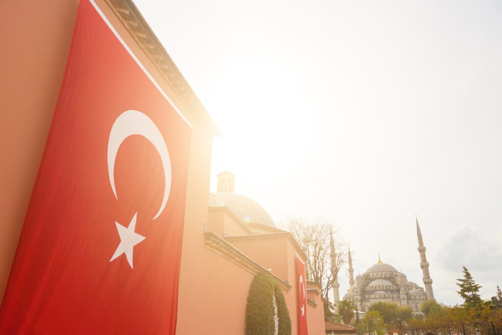 Drapeau de la Turquie avec la Mosquée bleue à Istanbul