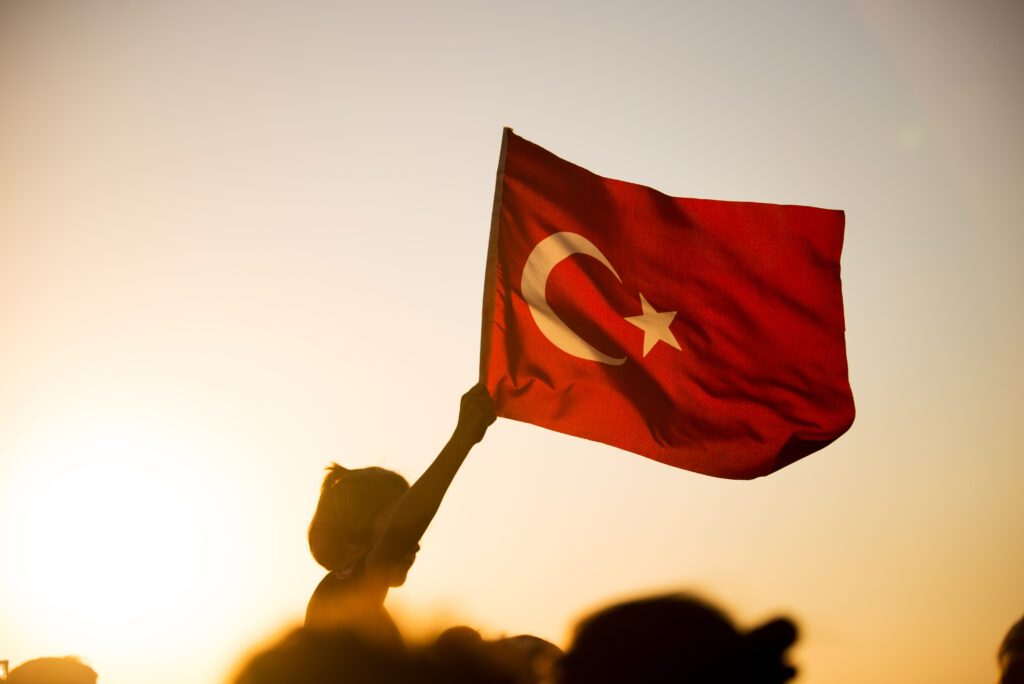 Drapeau turc porté par la foule au coucher de soleil