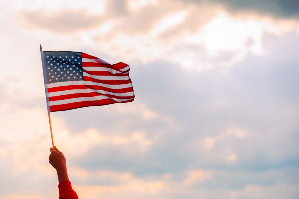 Drapeau USA dans une main