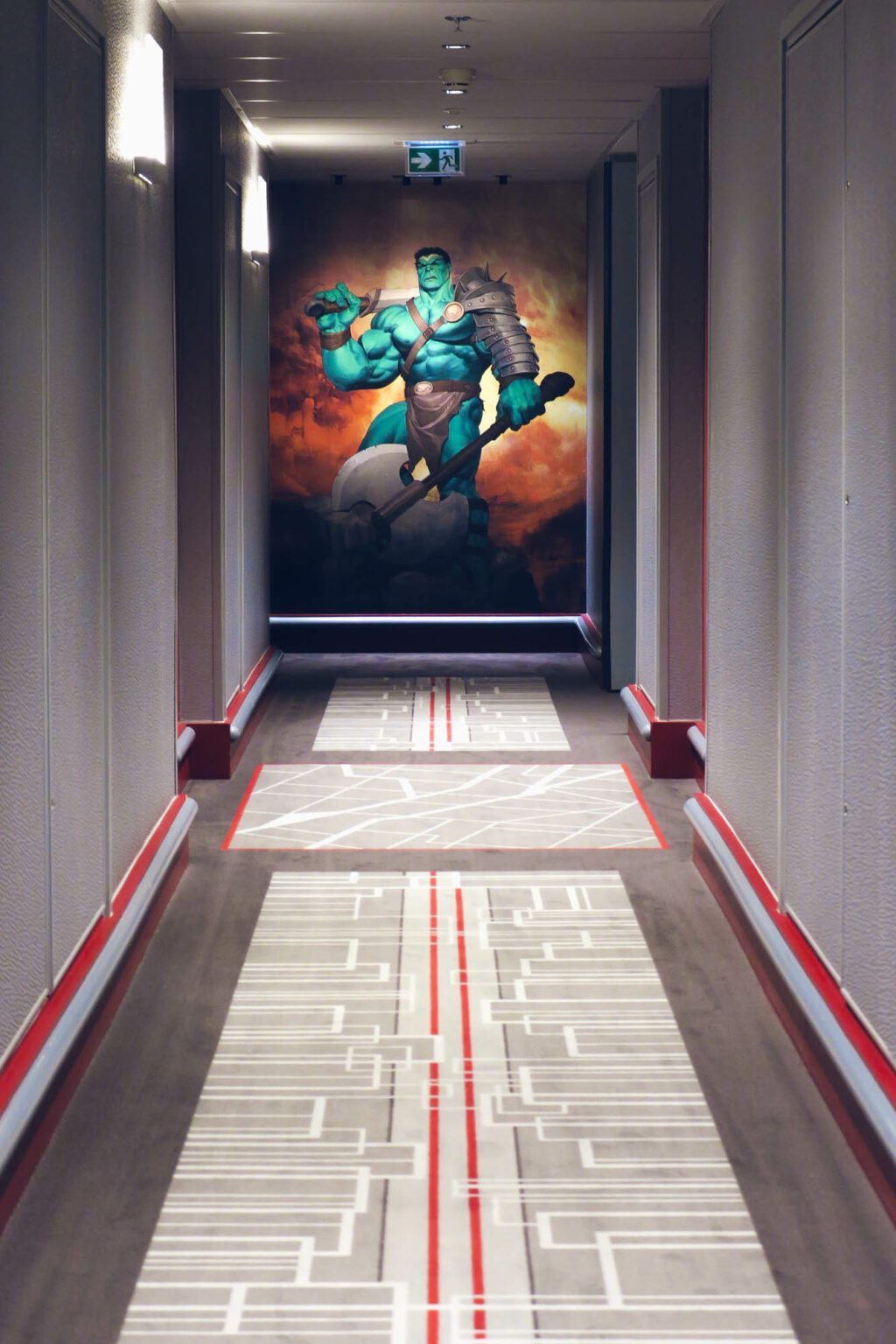Cet étage de l'hôtel est dédié à Hulk, évidemment...
