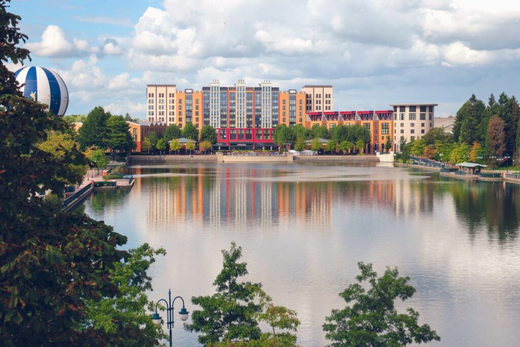 L'hôtel est en plein coeur du Resort avec vue sur le lac