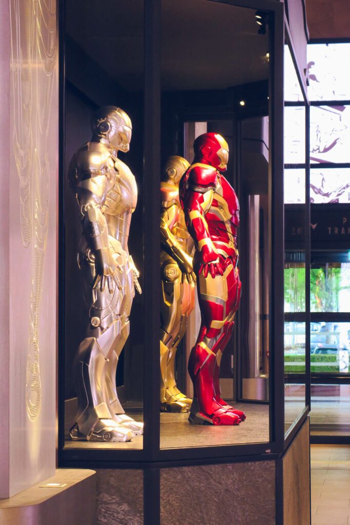 Hotel New York Marvel Disneyland Paris Hall entree statue Iron Man