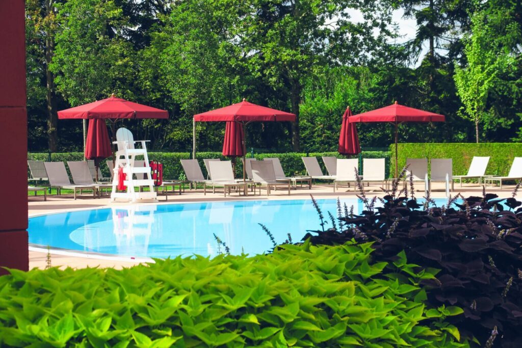 Hotel New York Marvel Disneyland Paris piscine exterieure