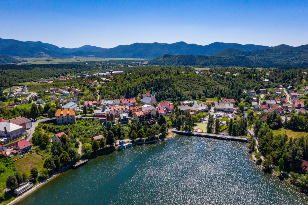 Le lac Bajer devant le village de Fuzine