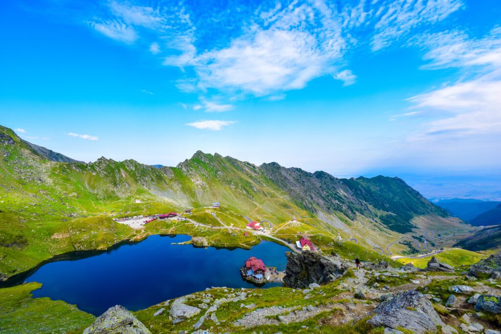 Le lac Balea dans les paysages de Roumanie