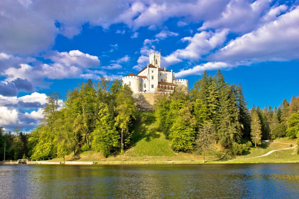 Le château du lac Trakoscan dans les lacs de Croatie