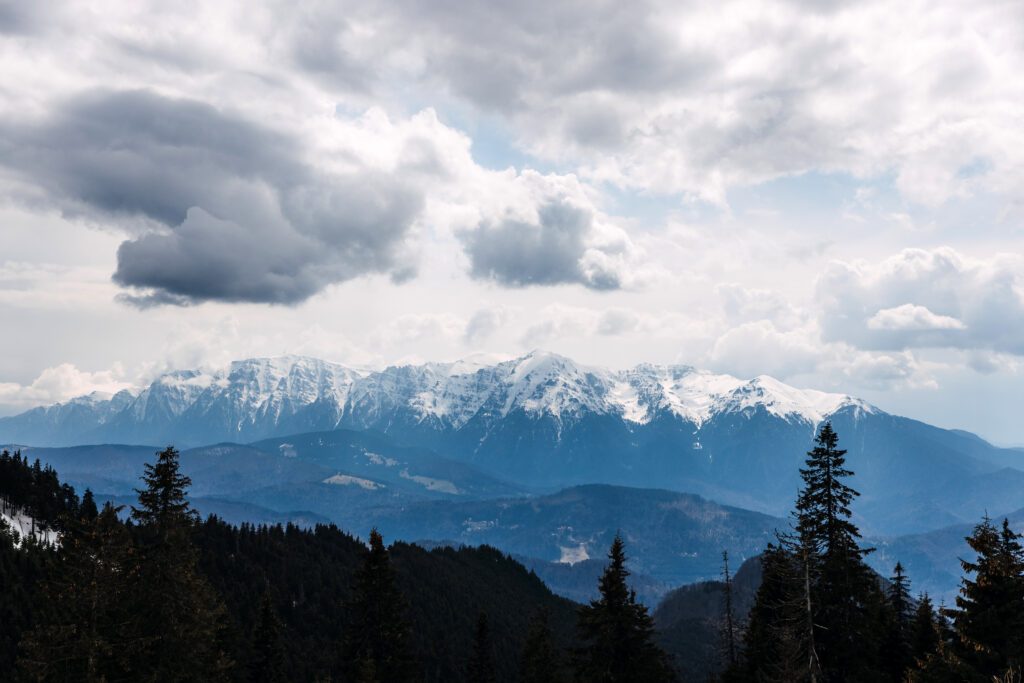 Les monts Bucegi dans les paysages de Roumanie