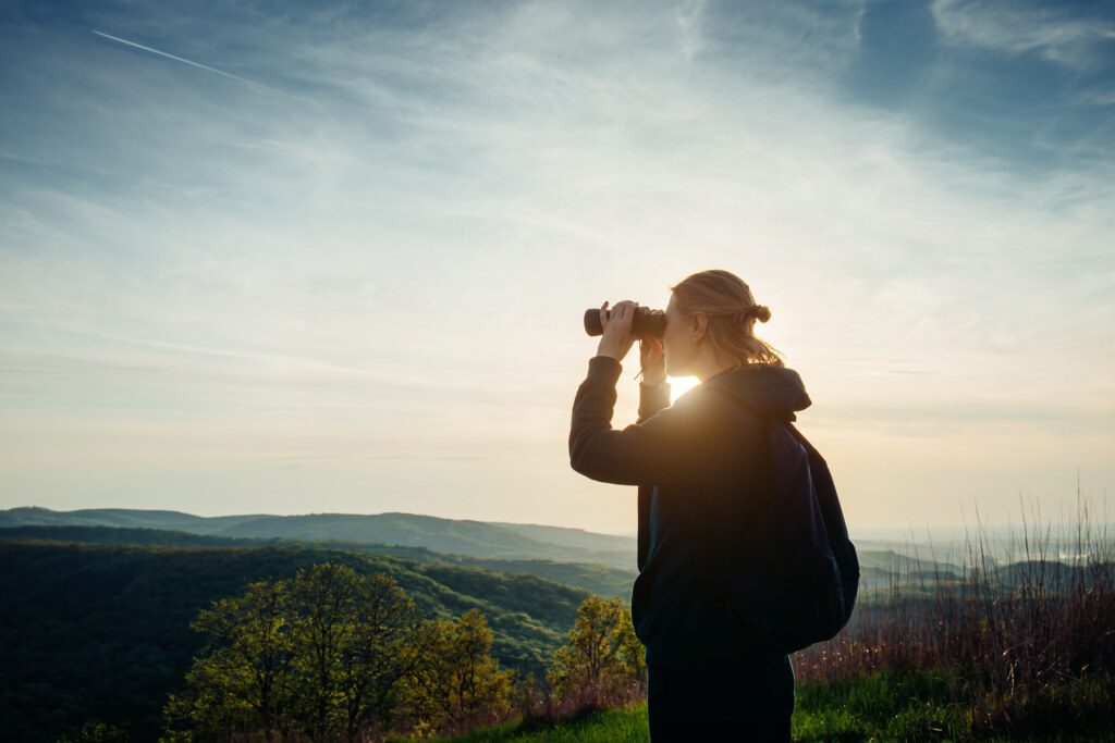 La pose exploratrice, même pour les filles