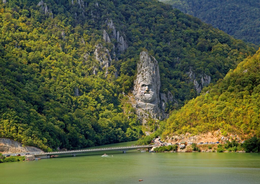 La statue du roi Décébale sculptée dans la roche