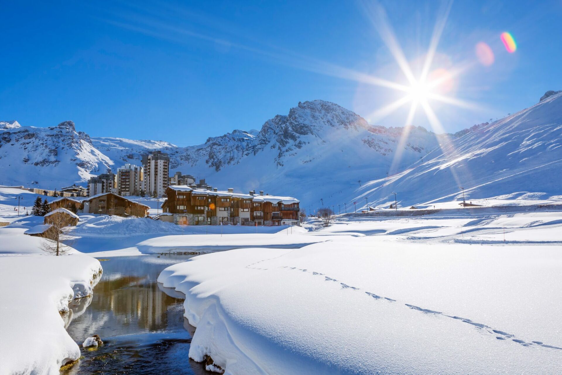 Tignes en hiver avec la neige et le soleil