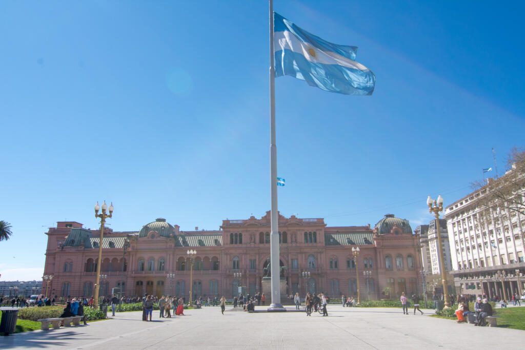 Drapeau argentin sur la Plaza de Mayo à Buenos Aires