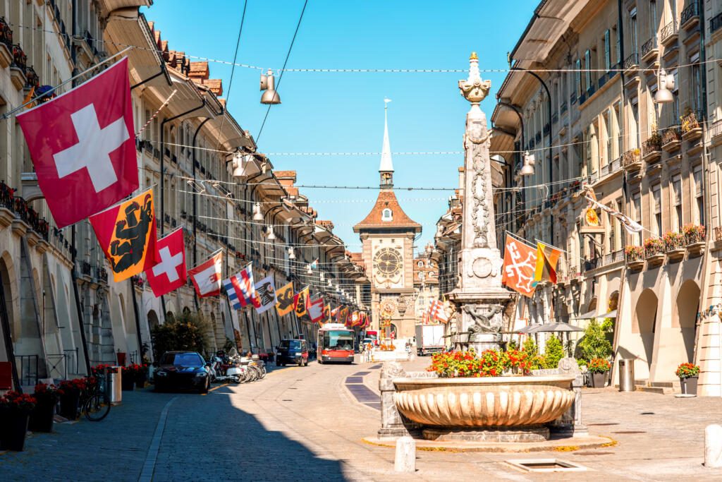 Drapeaux sur la Kramgasse à Berne