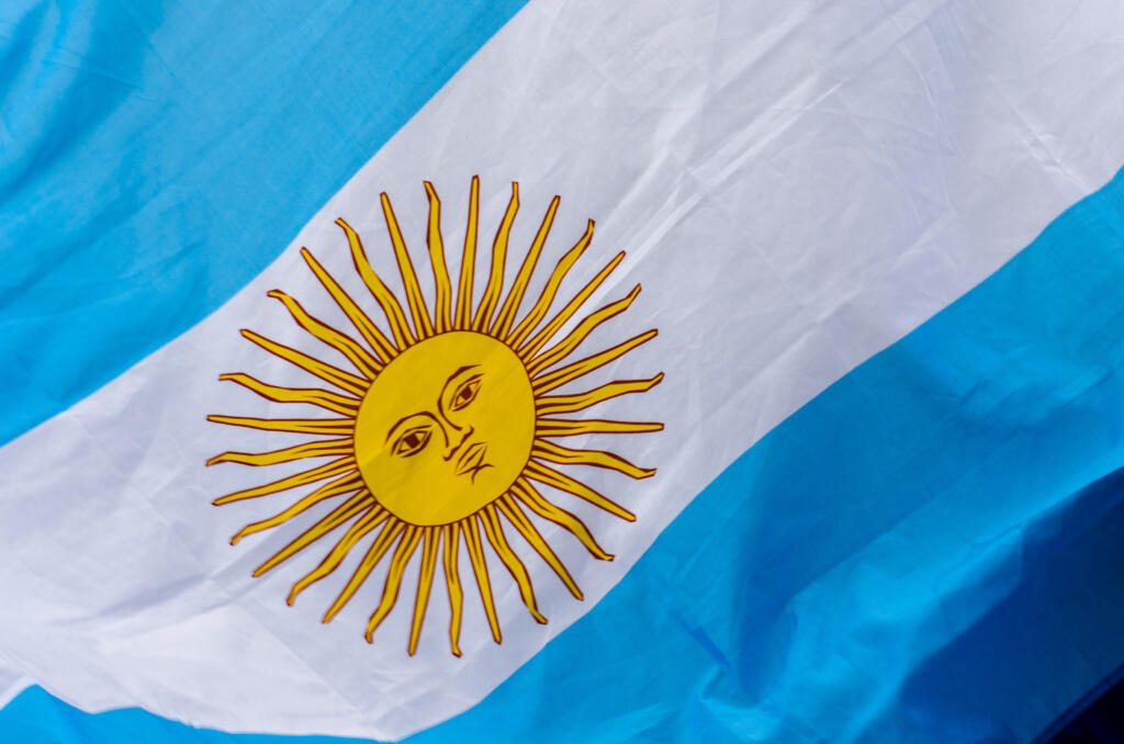 Gros plan sur le soleil du drapeau argentin
