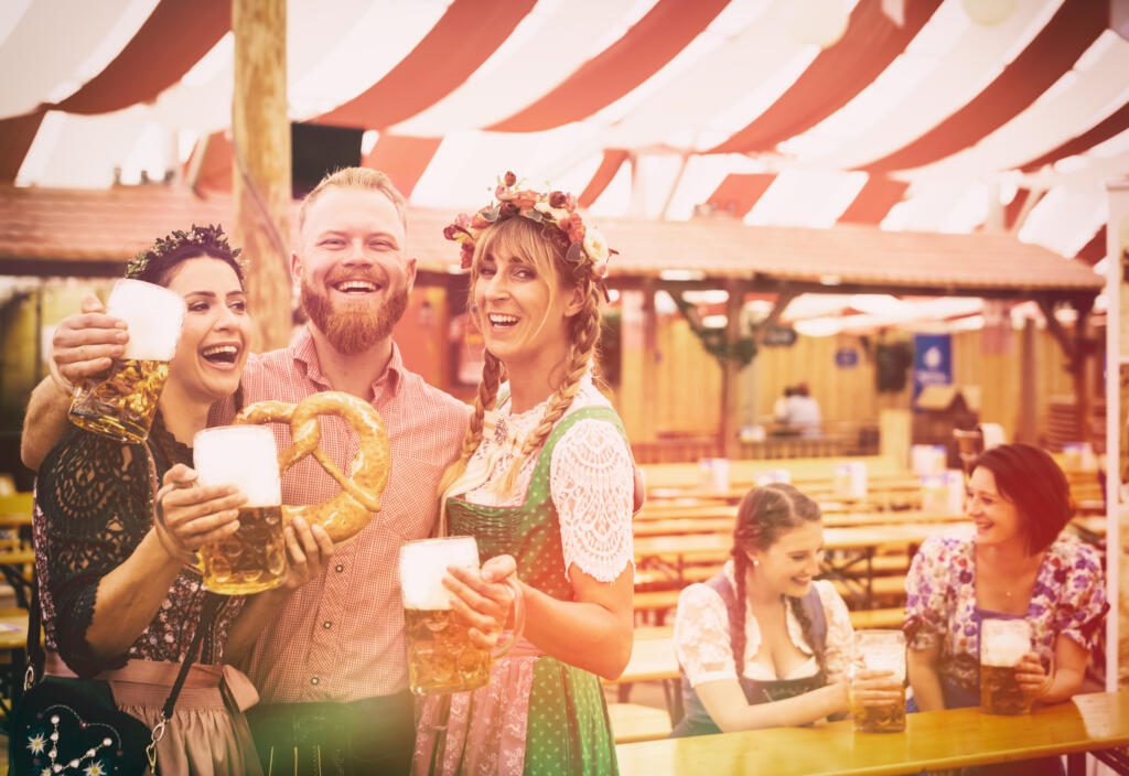 Freunde auf dem Oktoberfest im Bierzelt mit Maß Bier