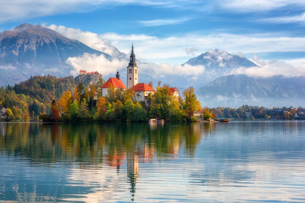 Le lac de Bled en octobre dans les paysages d'automne