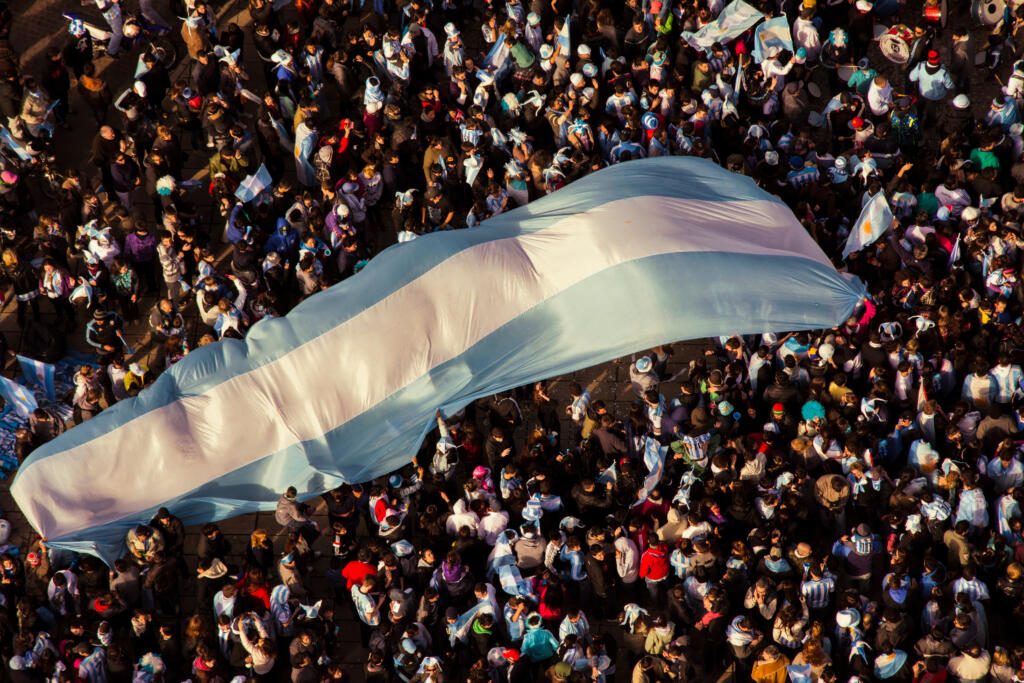 Le peuple argentin porte son drapeau