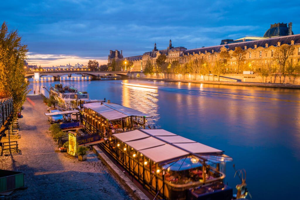 Les péniches à Paris la nuit
