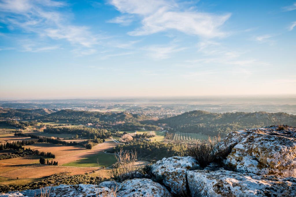 Panorama sur les Alpilles du haut des Baux de Provence proche Arles