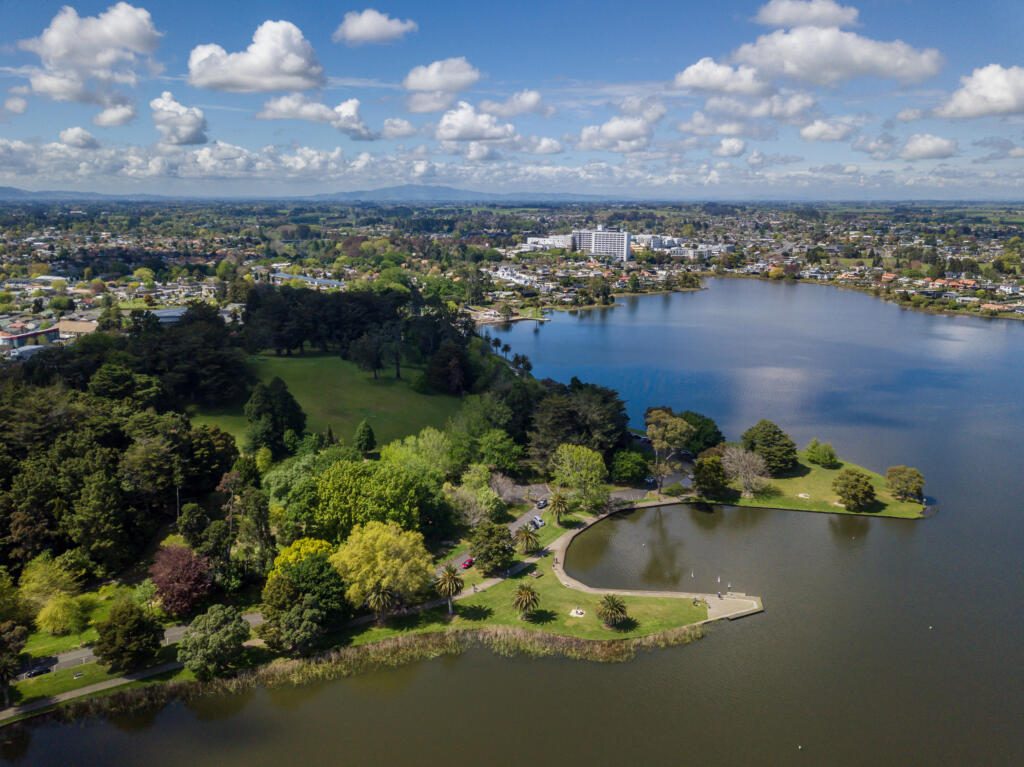 Un hôpital néo-zélandais dans un cadre enchanteur (Waikato Hospital, Hamilton)