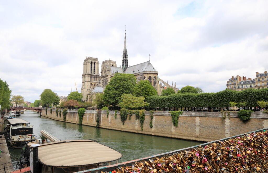 Vue arrière de Notre-Dame et les quais de la seine depuis un pont aux cadenas