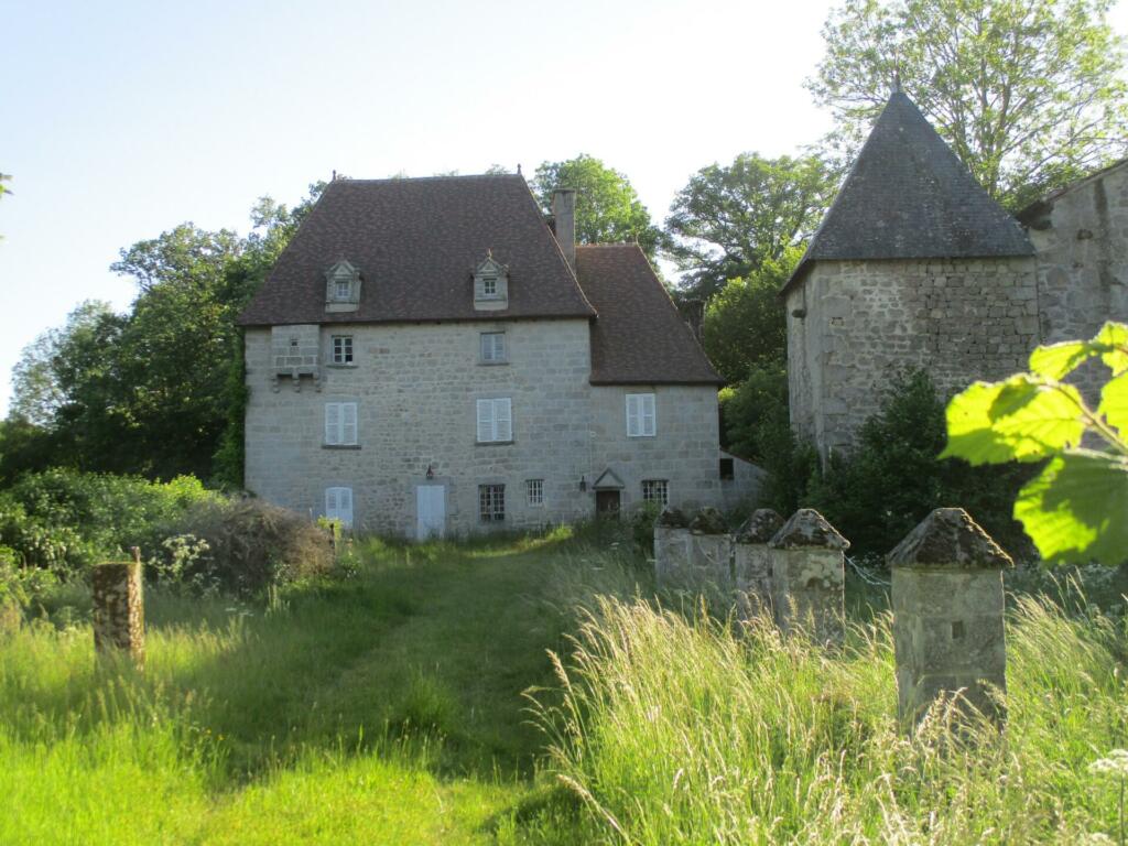 Le château de la Combe à Sermur dans les villages de la Creuse