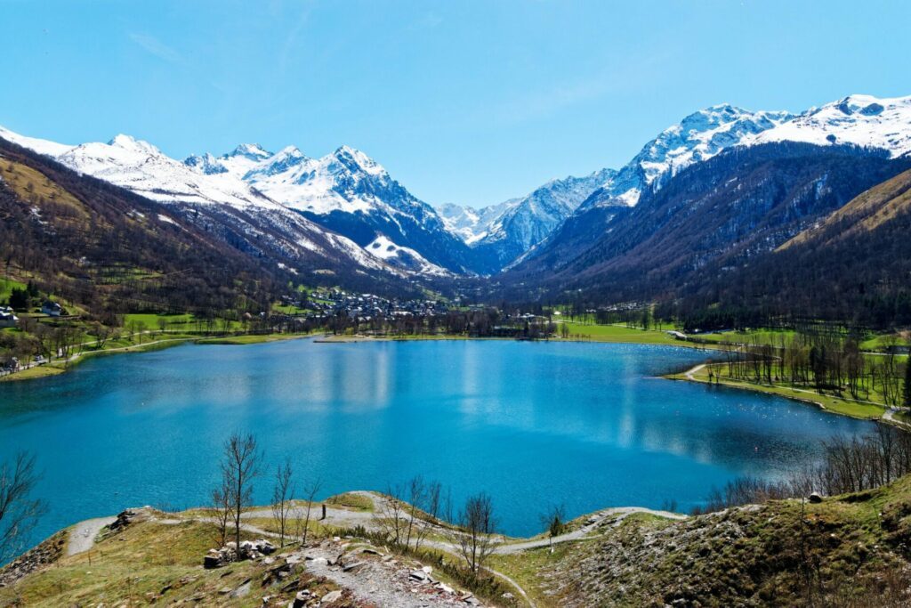 Lac de Génos-Loudenvielle avec montagnes en arrière plan