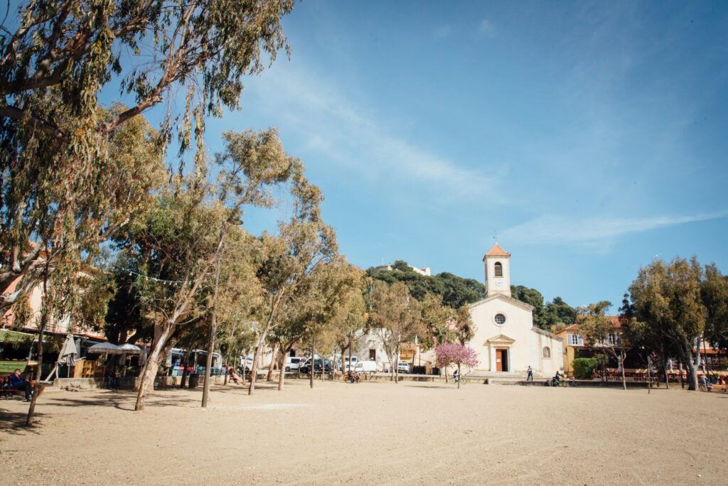 place de village et église sur l'île de  Porquerolles