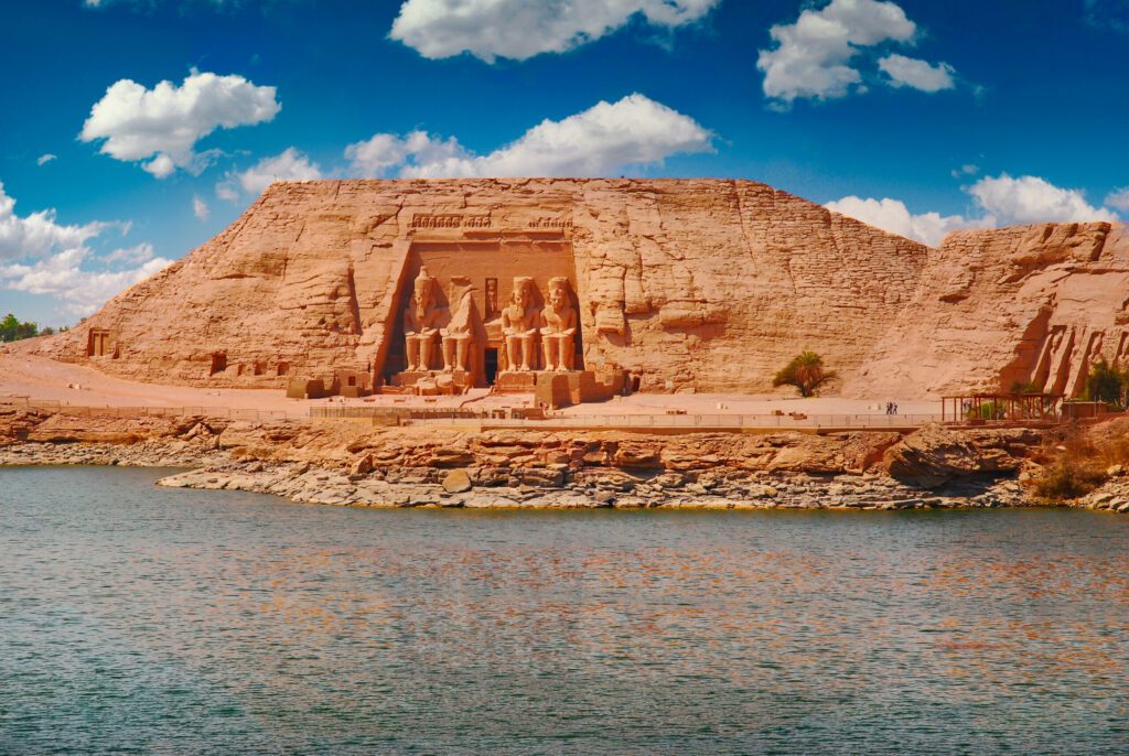 Statue Ramses des II vor der Fassade des Großen Tempels von Abu Simbel, Nassersee, Assuan Staudamm, Assuan, Ägypten, Afrika