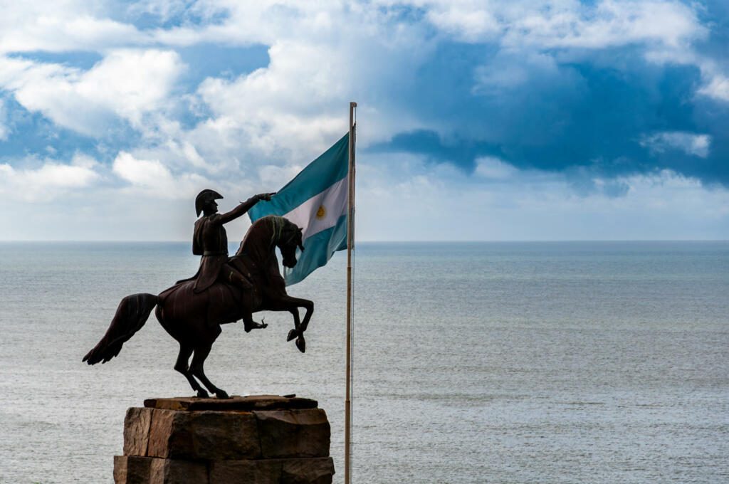 Statue du General San Martín et la drapeau argentin