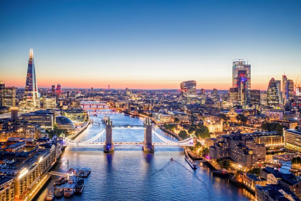 Vue aérienne de la Tamise au coucher du soleil
