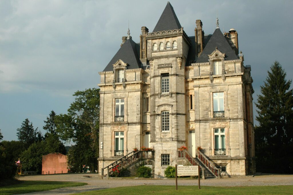 Le château Lota à Ustaritz dans les villages du Pays basque