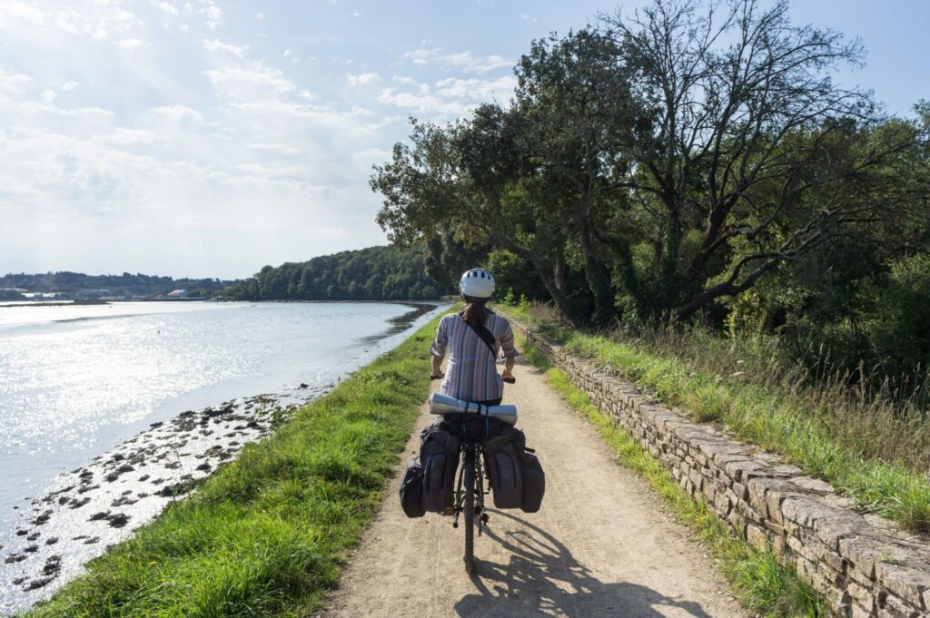 Piste cyclable au bord de l'Odet, Quimper, Bretagne