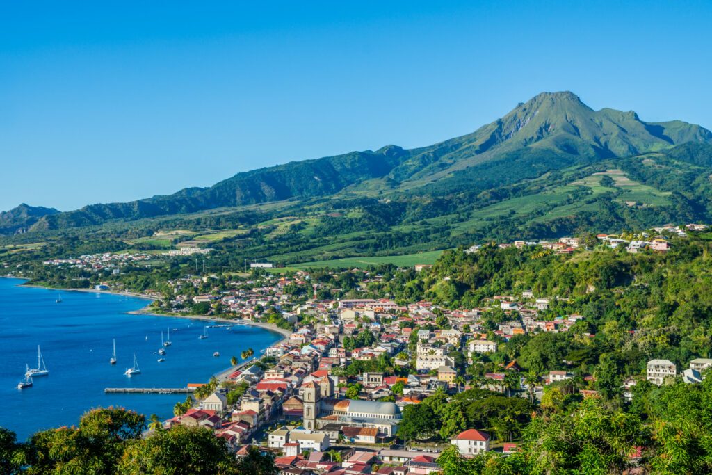Croisière en Martinique Etape à Saint-Pierre avec vue sur la montagne Pelée