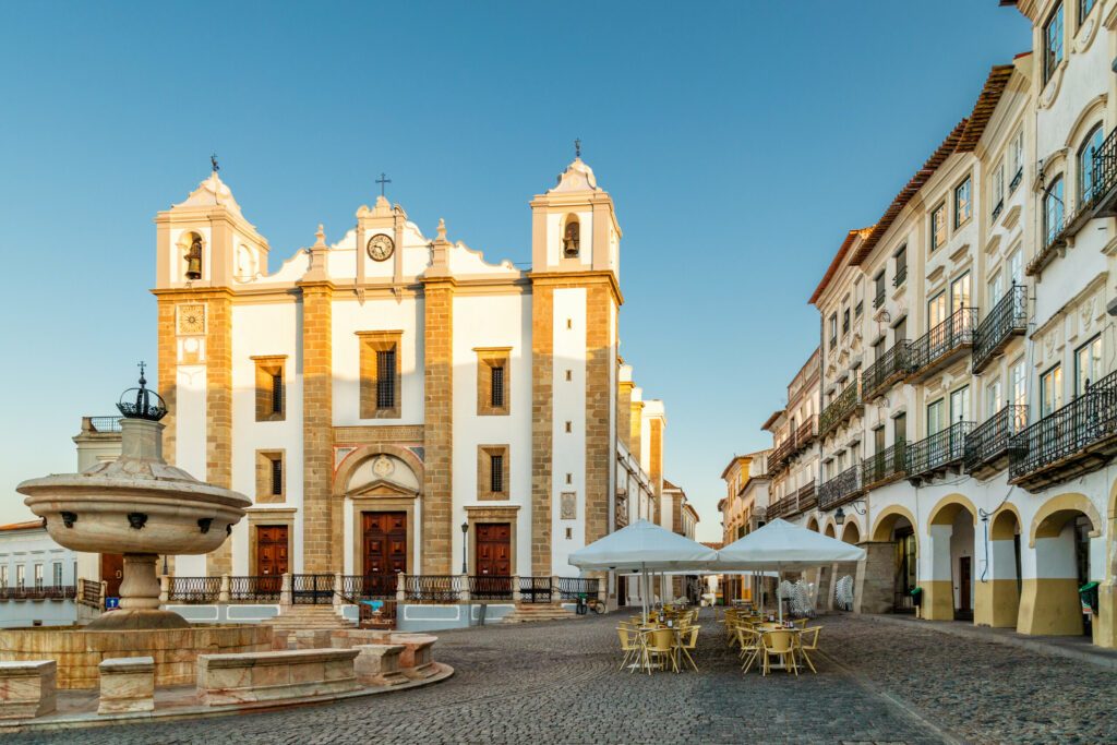 Jolie place dans le centre d'Évora