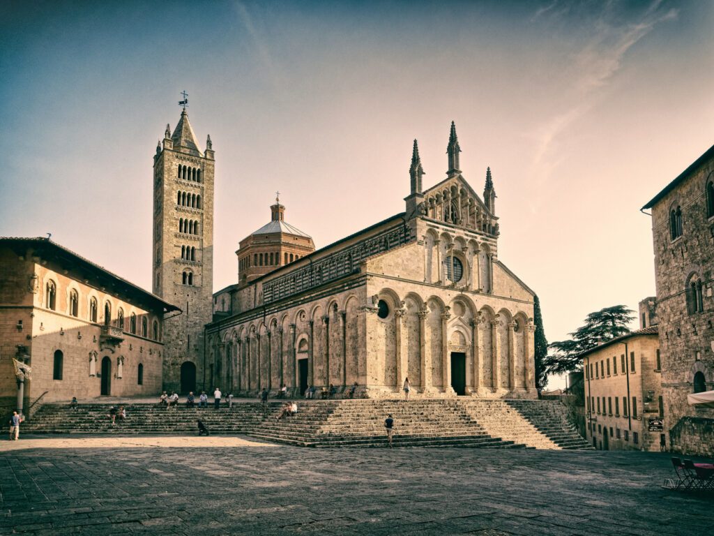 Hauptplatz von Massa Maritima mit Kathedrale in der Sonne, Toskana, Italien