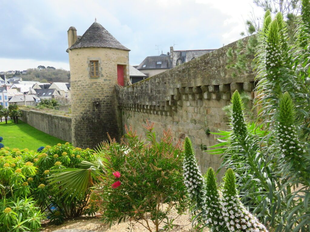 Vue sur les remparts médiévaux de la ville de Quimper, dans le Finistère en Bretagne, avec la tour Nevet et le jardin de la Paix, rue des Douves (France)